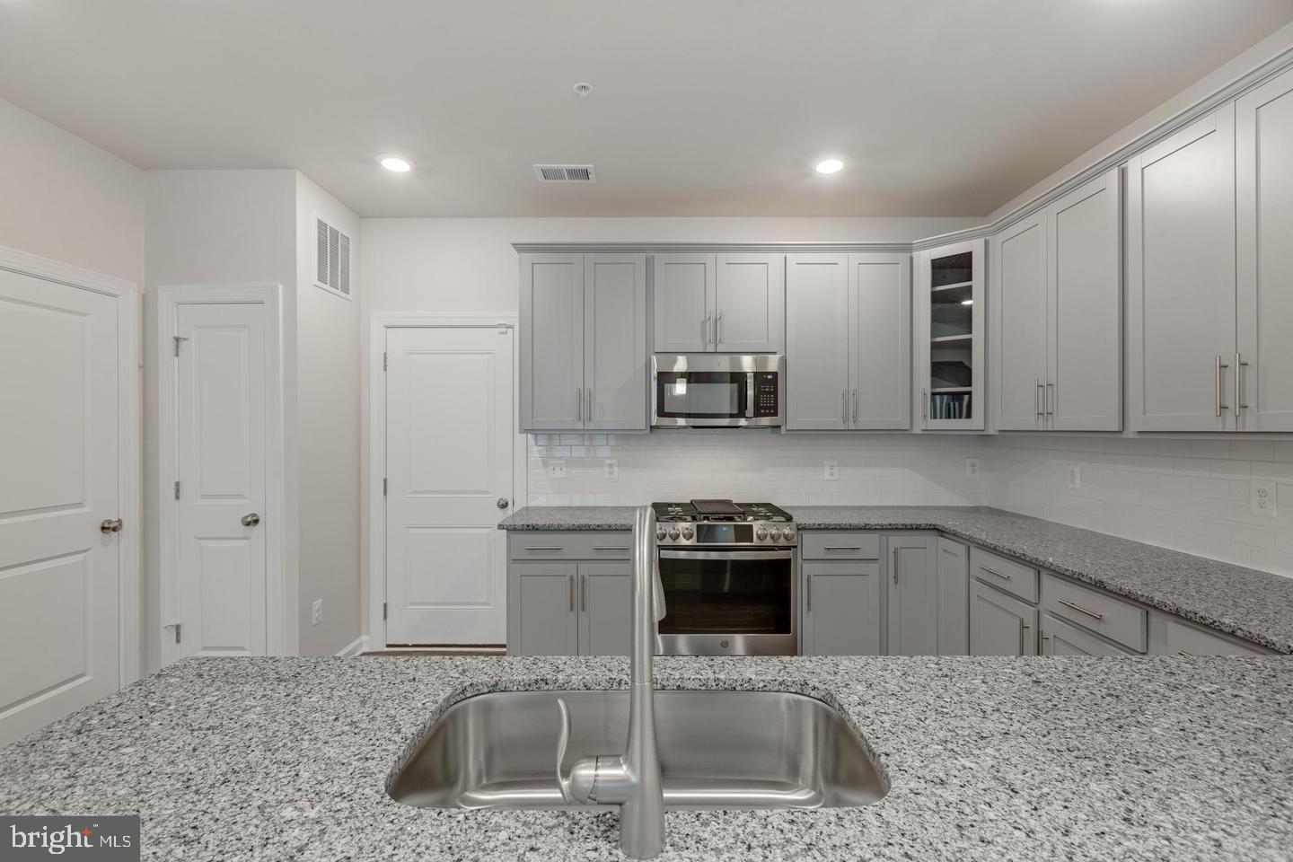 METRO WALK AT MOOREFIELD STATION - Residential Lease