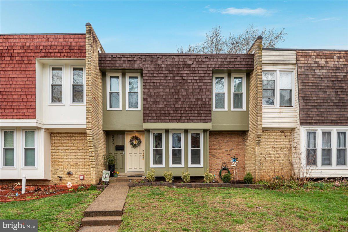 VIRGINIA KNOLLS - Residential