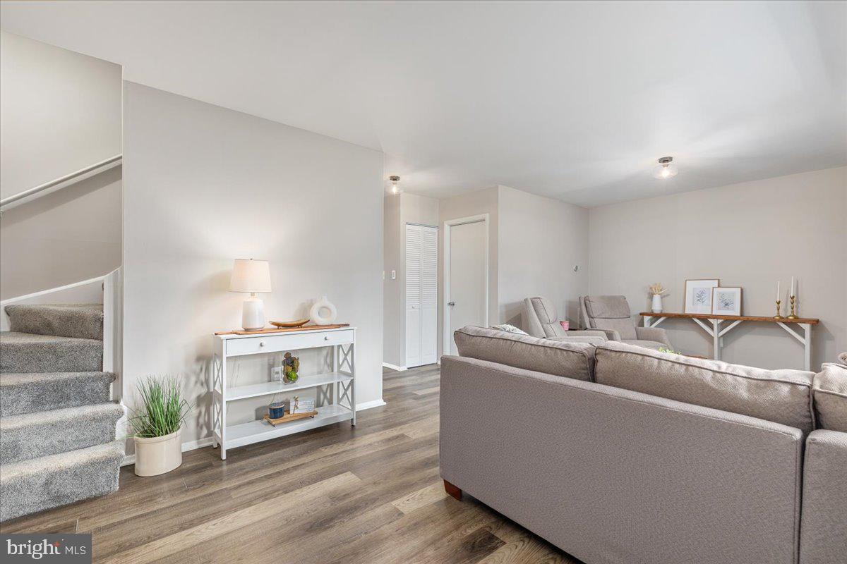 VIRGINIA KNOLLS - Residential