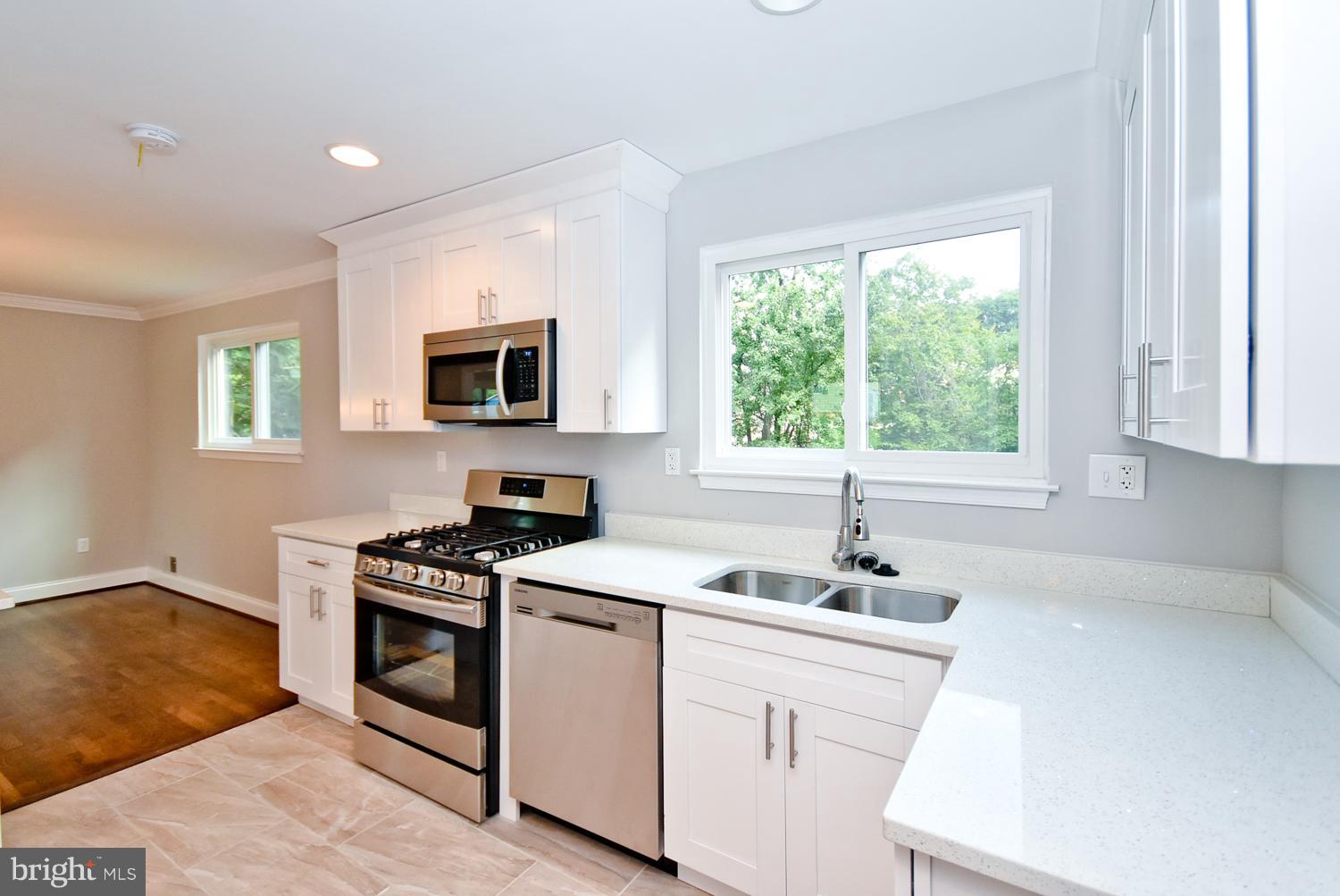 ROYALE GARDENS - Residential