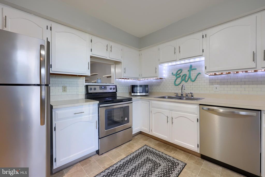 Photo of 187 OAK KNOLL CIR, MILLERSVILLE, PA 17551 (MLS # PALA2030466)