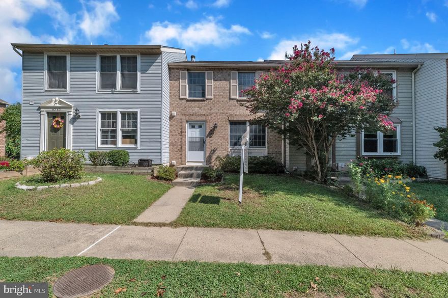 Beautiful brick front townhome .  Bright and open floor plan. Fleshly painted. New carpet. roof (2020)
Spacious sunny living room and kitchen. Granite countertop and pretty back splash.  Large deck is great for entertainment. Hardwood floors on living room and master bedroom. Finished walkout lower level w/ brick fire place.  Large storage  space . Great commuter access to rt28,29,Braddock , I66 and the Fairfax county 
parkway. Ready to move -in.