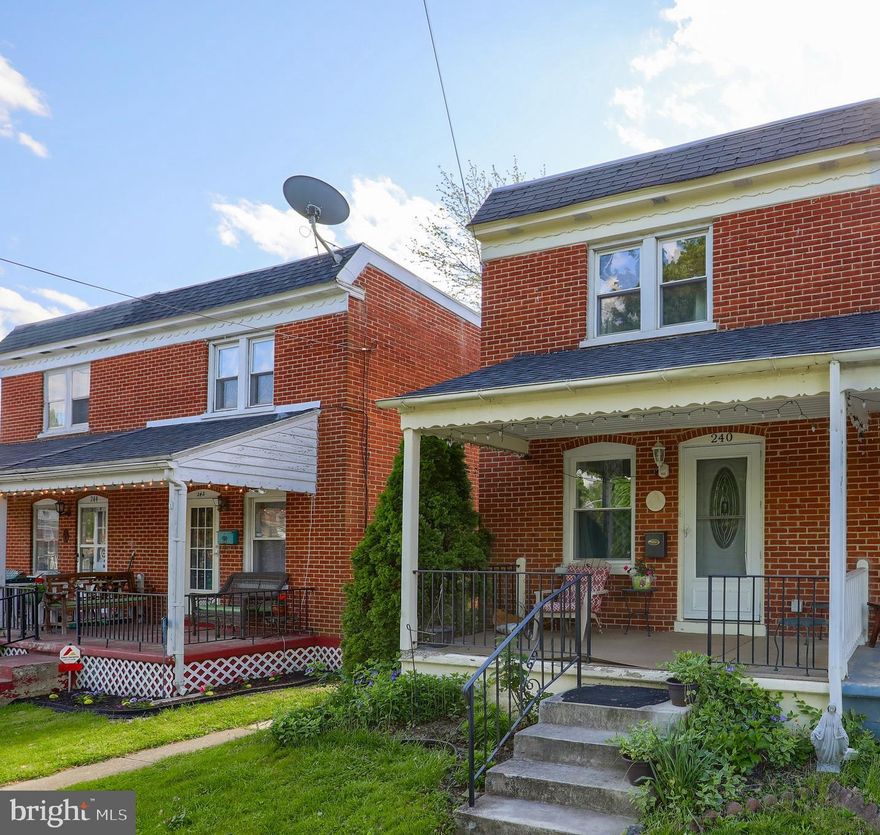 NICE 2 BEDROOM 1 BATH  SEMI-DETACHED BRICK TOWN HOME IN QUIET NEIGHBORHOOD*BRIGHT OPEN FLOOR PLAN*NEUTRAL COLORS THROUGHOUT*HARDWOOD FLOORS THROUGHOUT*CT FLOORS IN KITCHEN AND BATH*GREAT SOUND HOME WITHIN WALKING DISTANCE TO DOWNTOWN LANCASTER, SHOPPING, ENTERTAINMENT, RESTAURANTS, ETC.*POSSIBILITY OF OFF-STREET PARKING*VIRTUAL WALK THROUGH UNDER VIRTUAL TOUR*