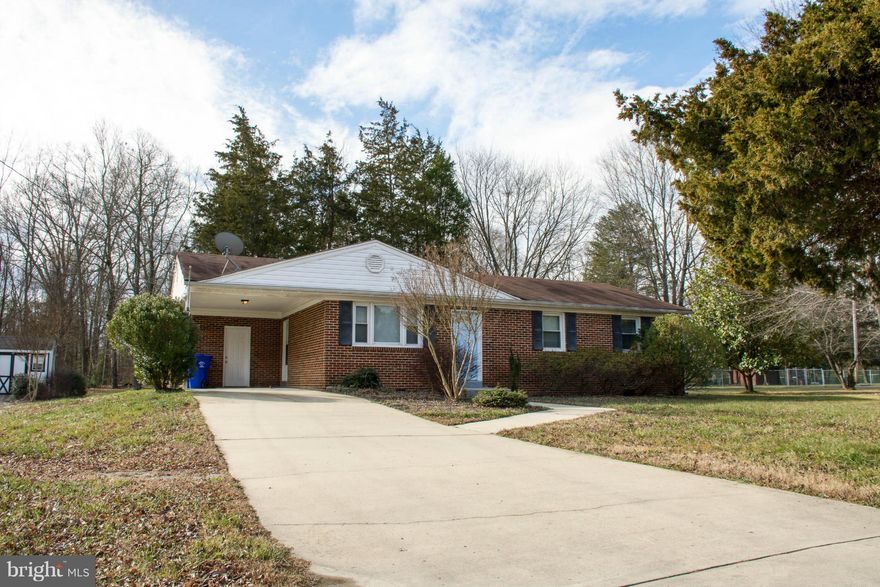 Backyard Haven: Cozy, Quiet and Well Maintained 3 bedroom 1 bathroom rambler. Close to schools, shopping and commuter routes including nearby VanGo stop. Large deck for outdoor entertaining. Pet Friendly.