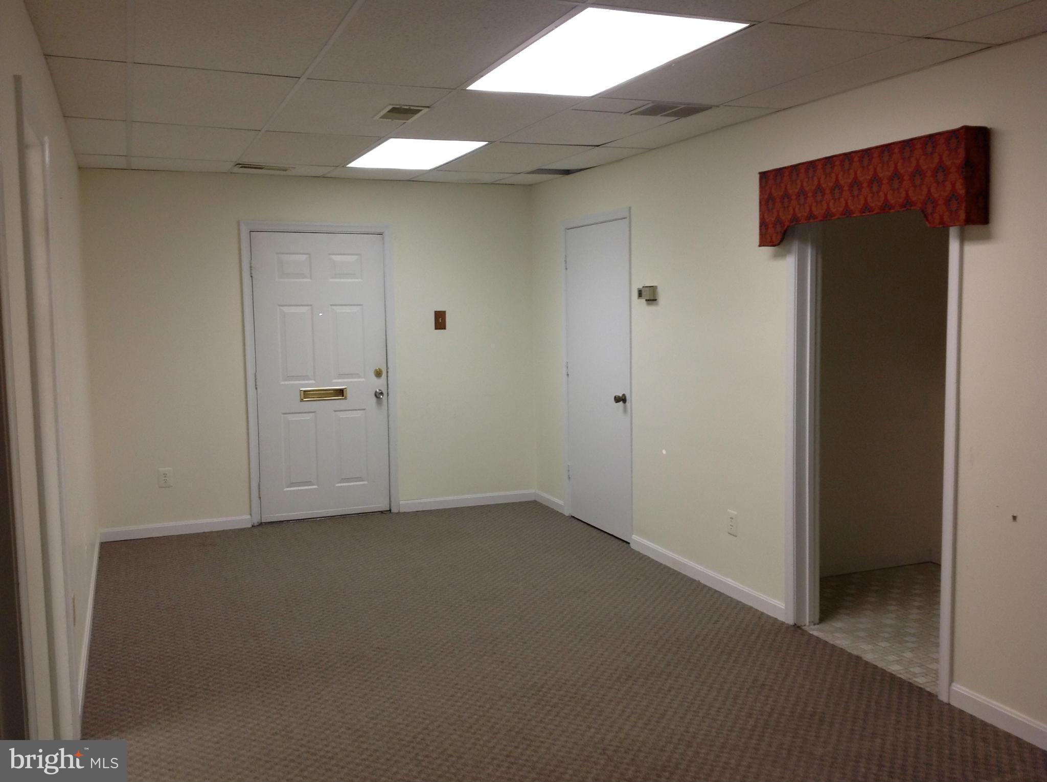 STONEWALL SQUARE - Commercial Lease