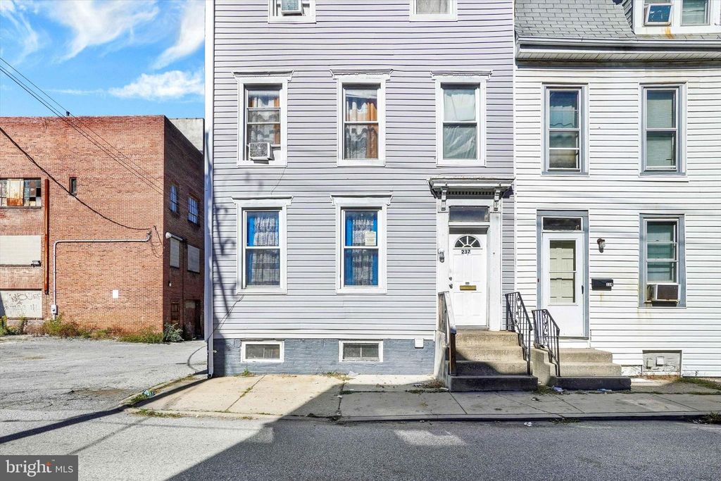 Photo of 237 E Poplar Street, YORK, PA 17403 (MLS # PAYK2092032)