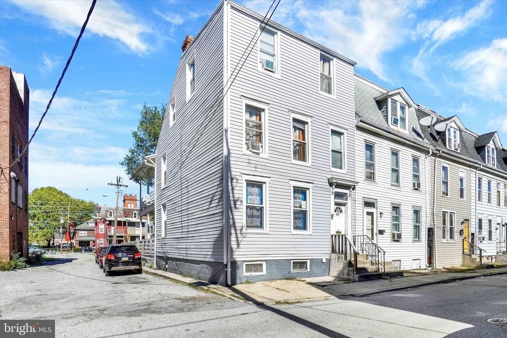 Photo of 237 E Poplar Street, YORK, PA 17403 (MLS # PAYK2092032)