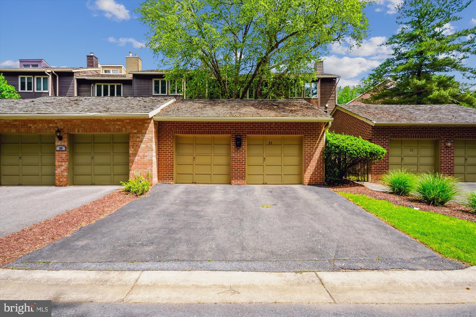 21 VALERIAN COURT