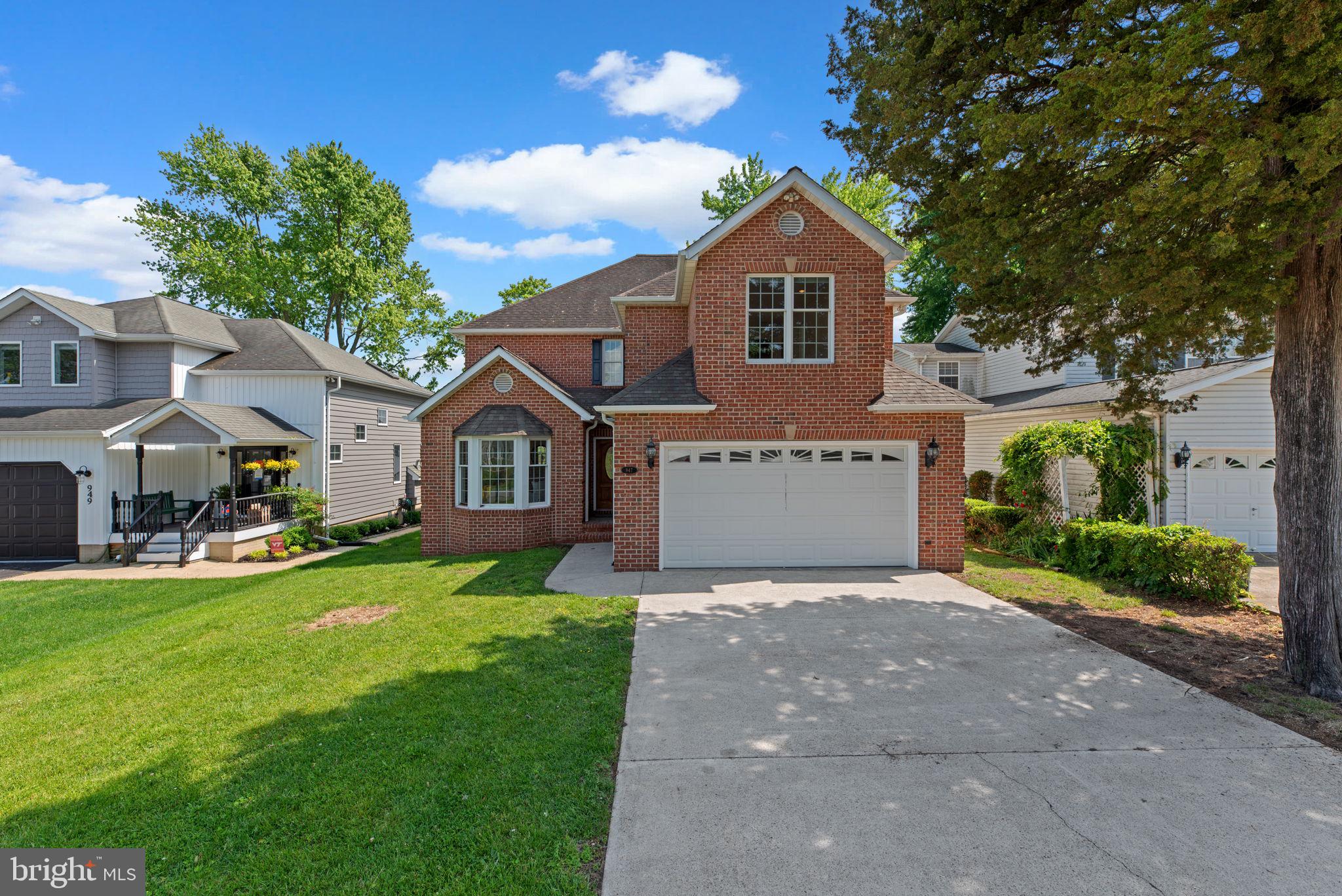 947 LOMBARDEE CIRCLE
