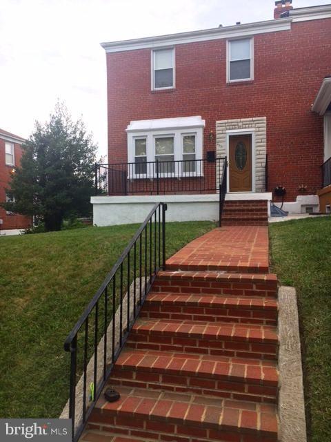 BEAUTIFUL END UNIT TOWN HOME ATOP HILL W/ GORGEOUS YARD! BOAST CHARM ! NICE QUIET BLOCK! UP TO DATE FEATURES! 3 BEDROOMS, 2 FULL BATHS, HARDWOOD FLOORS, FULLY FINISHED BASEMENT W/ DRY BAR! WASHER & DRYER! SMALL PETS ALLOWED! MOVE IN READY! QUICKLY ACCESSIBLE TO I95 AND HIGHWAY! COME SEE ME!