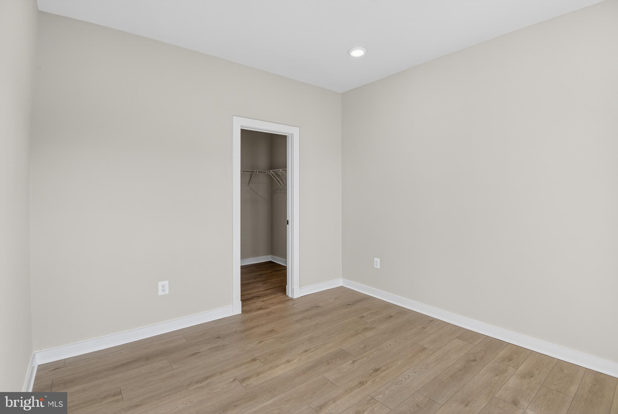 SOUTH LAKE - Residential