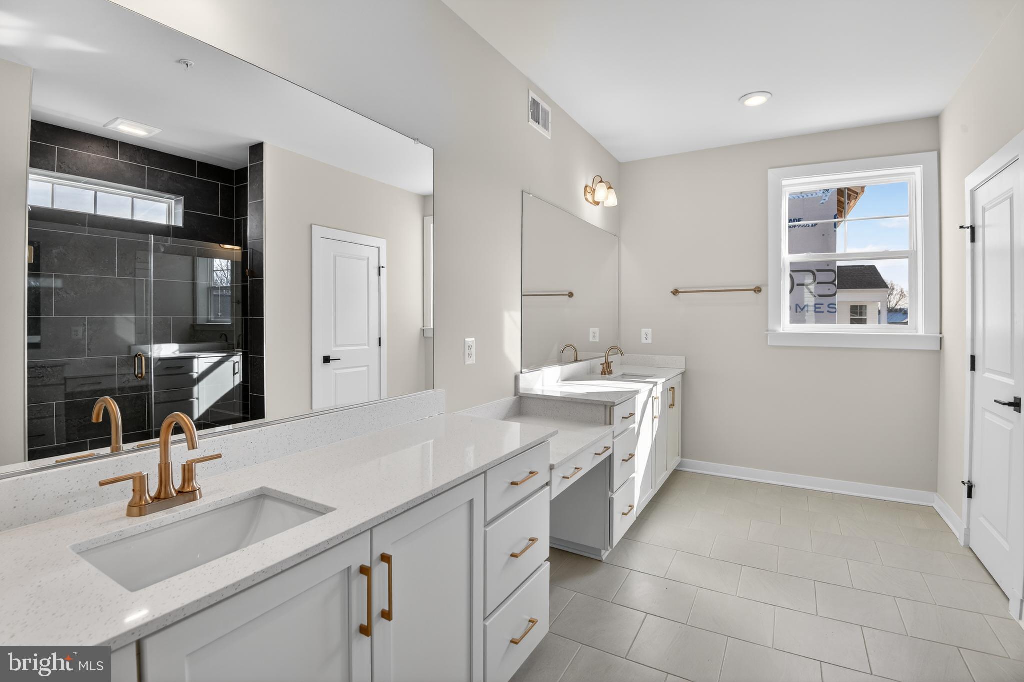 SOUTH LAKE - Residential