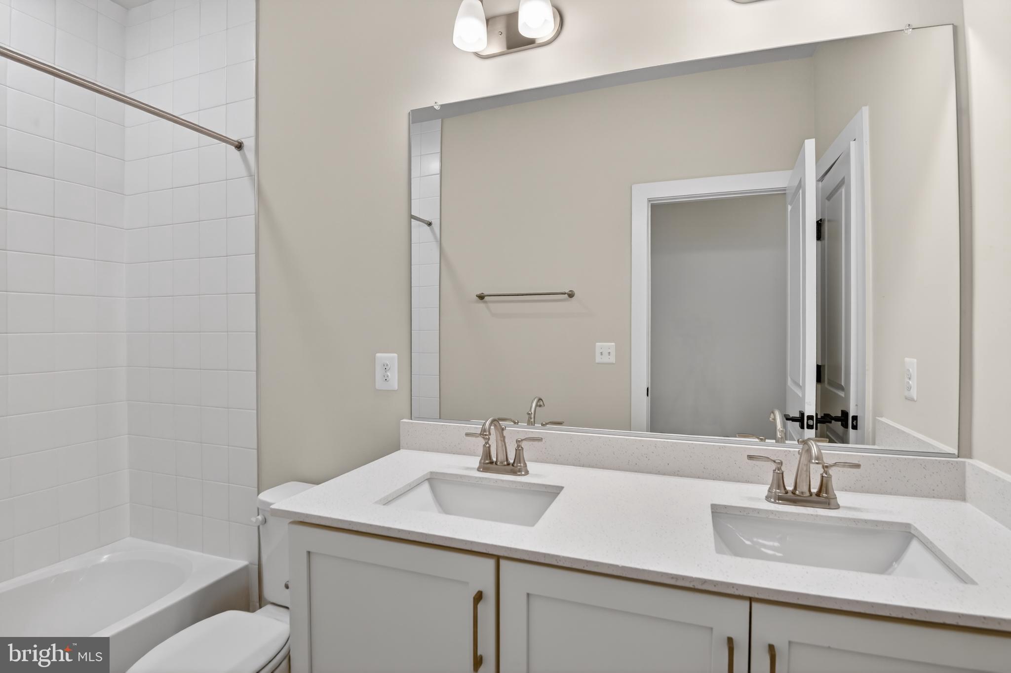 SOUTH LAKE - Residential