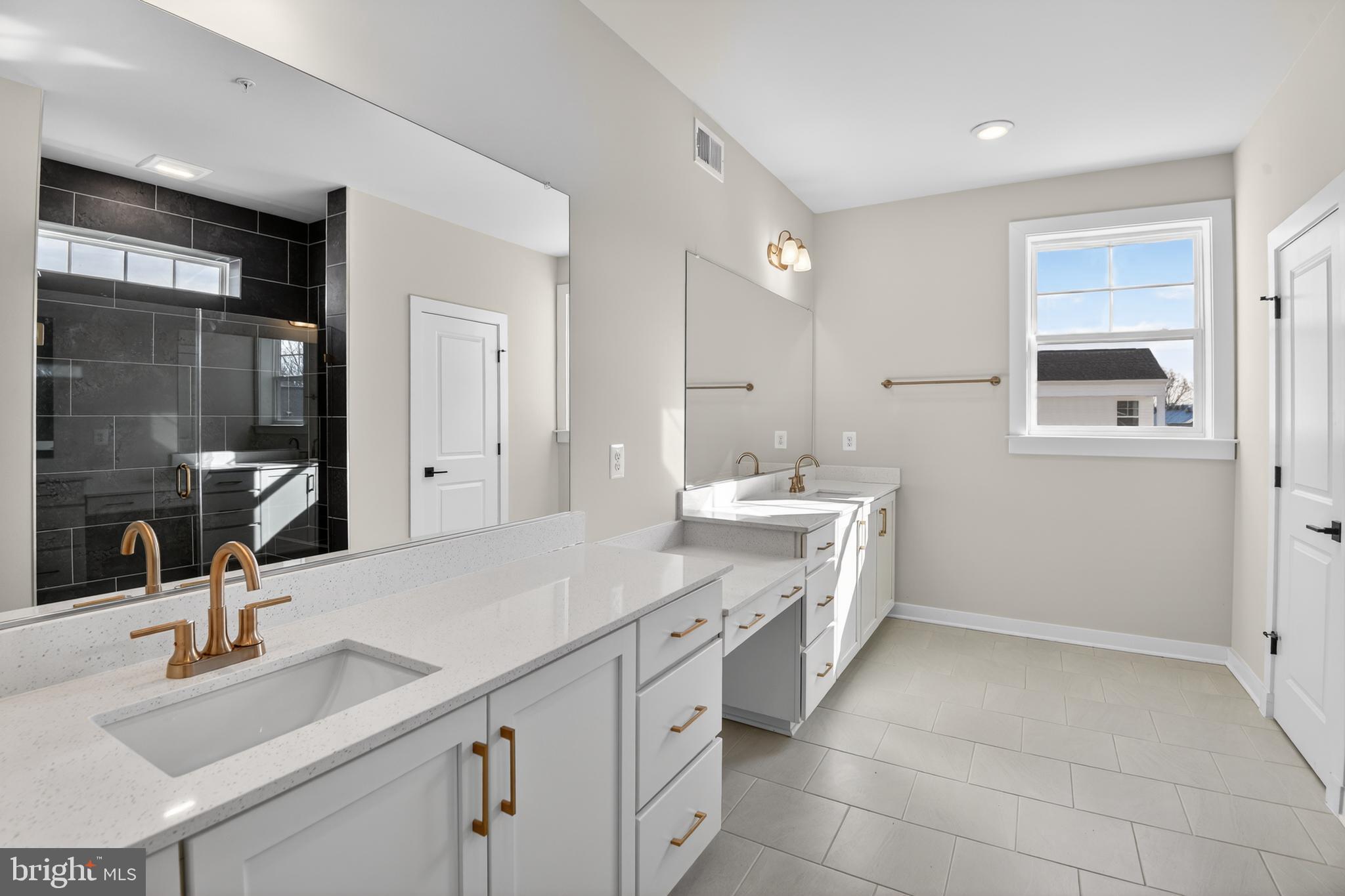 SOUTH LAKE - Residential