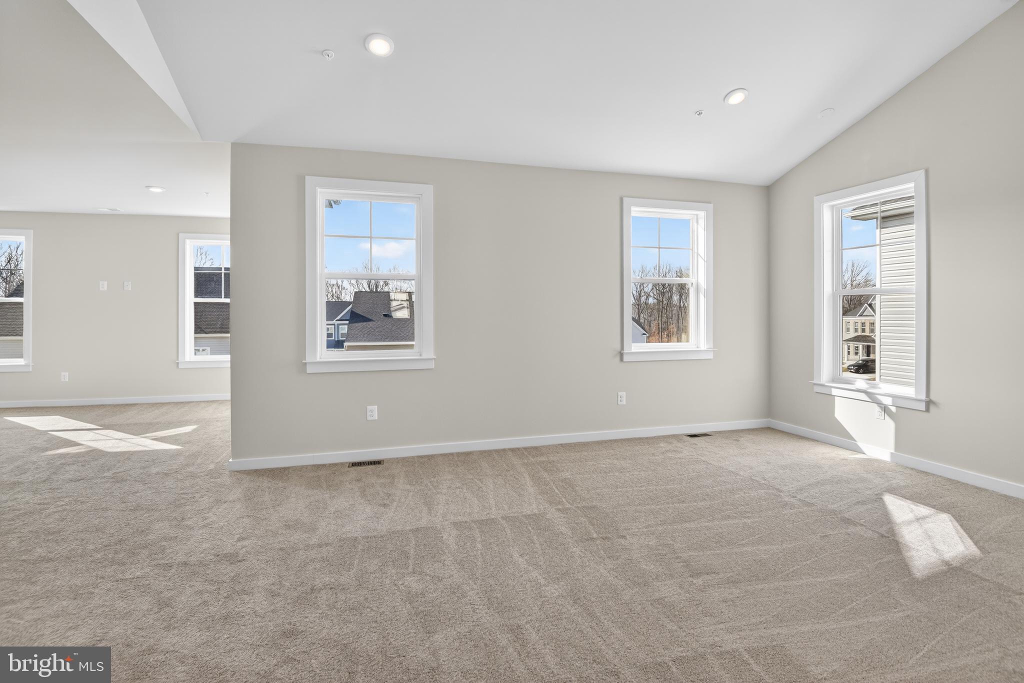 SOUTH LAKE - Residential