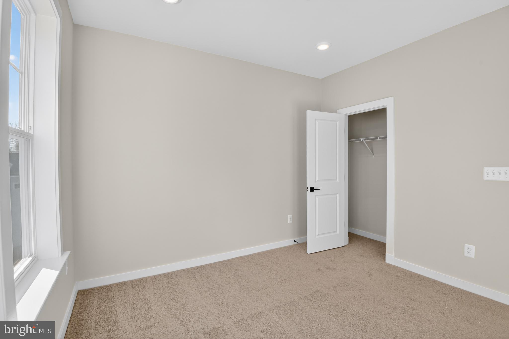 SOUTH LAKE - Residential