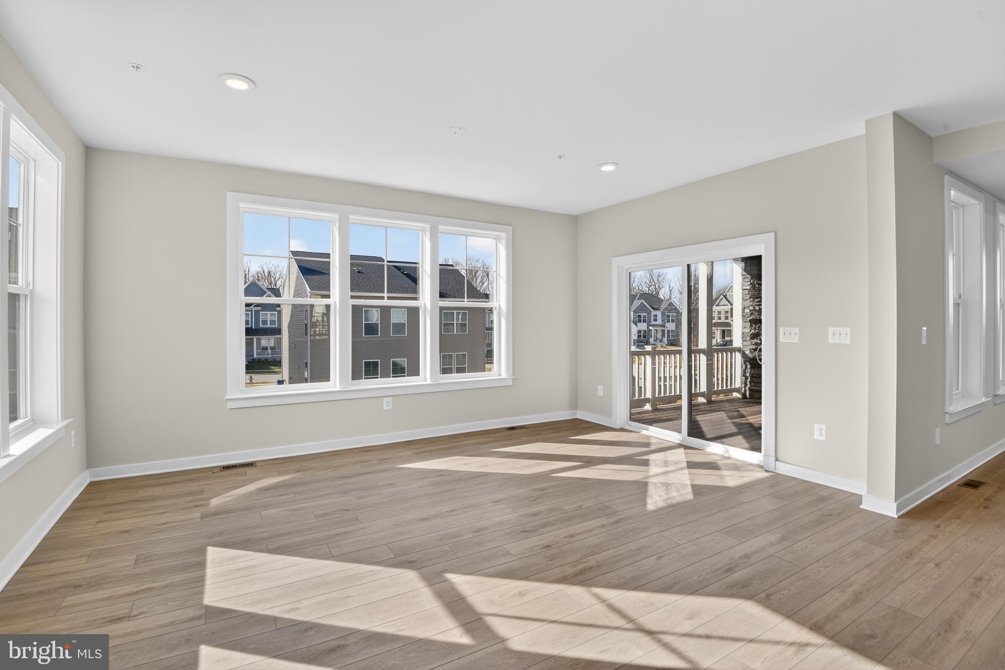 SOUTH LAKE - Residential