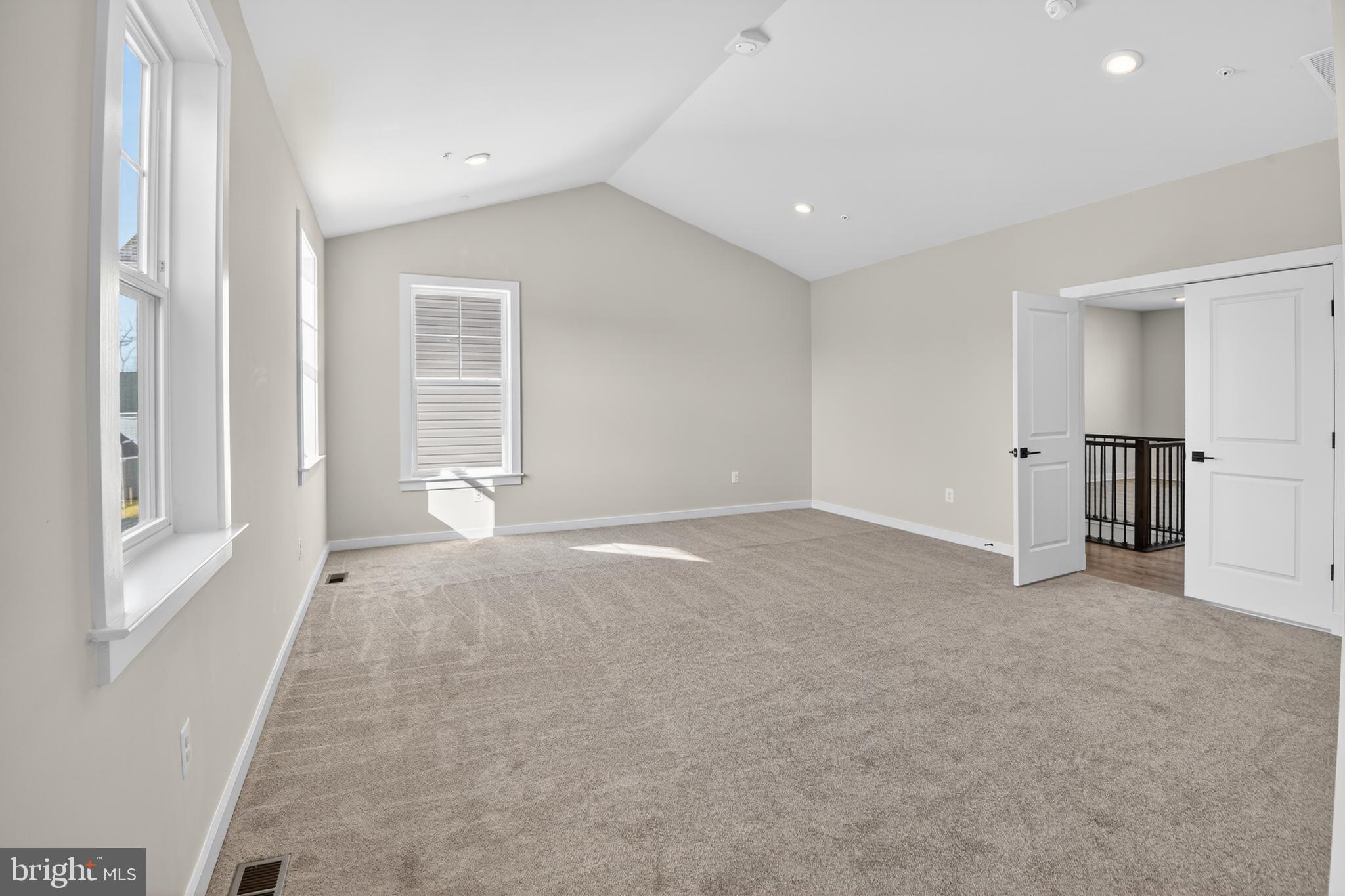 SOUTH LAKE - Residential