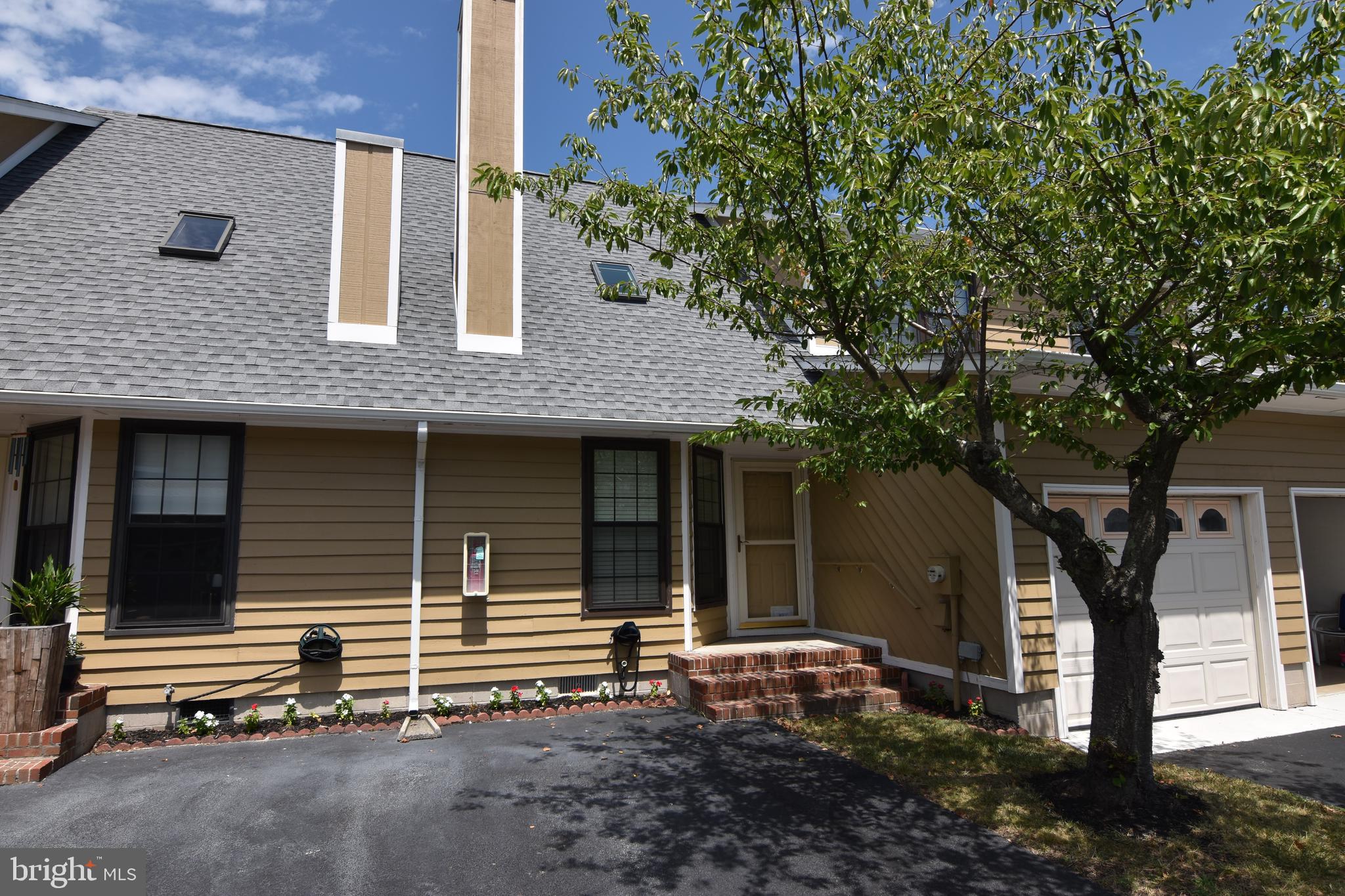 WHAT A FANTASTIC LOCATION!! 120TH ST BAYSIDE, # 202 MARLIN COVE I, 2 BR 2.5 BA, WITH A VERY NICE LOFT, THAT CAN BE USED AS A BEDROOM, OFFICE OR DEN AREA, FULLY FURNISHED, NEVER RENTED, LONG TIME OWNER, SINGLE CAR GARAGE, 2 OUTDOOR POOLS, SEASONAL BOAT SLIPS CAN BE RENTED, WALK OUT OF THE BACK TO A VERY NICE COURTYARD AND POOL, VERY CLOSE WALK TO THE BEACH, GROCERY STORE, DRUG STORE AND RESTAURANTS, WHAT A VERY VERY QUIET NEIGHBORHOOD, YOU WILL LOVE THIS AREA IN NORTH OC!!