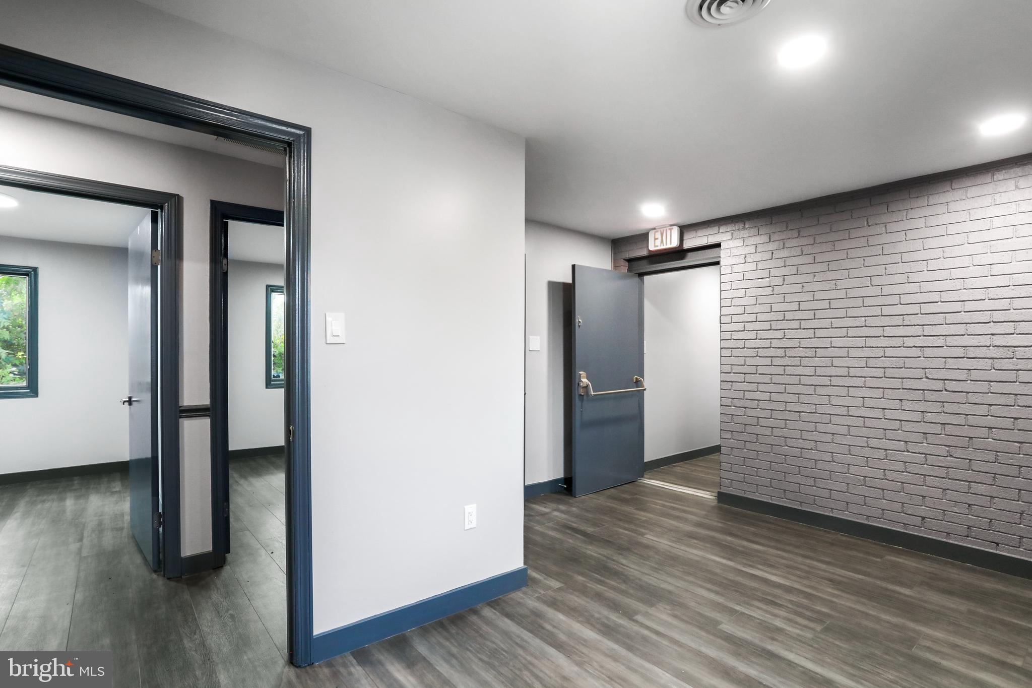 CLIFTON SQUARE - Commercial Lease