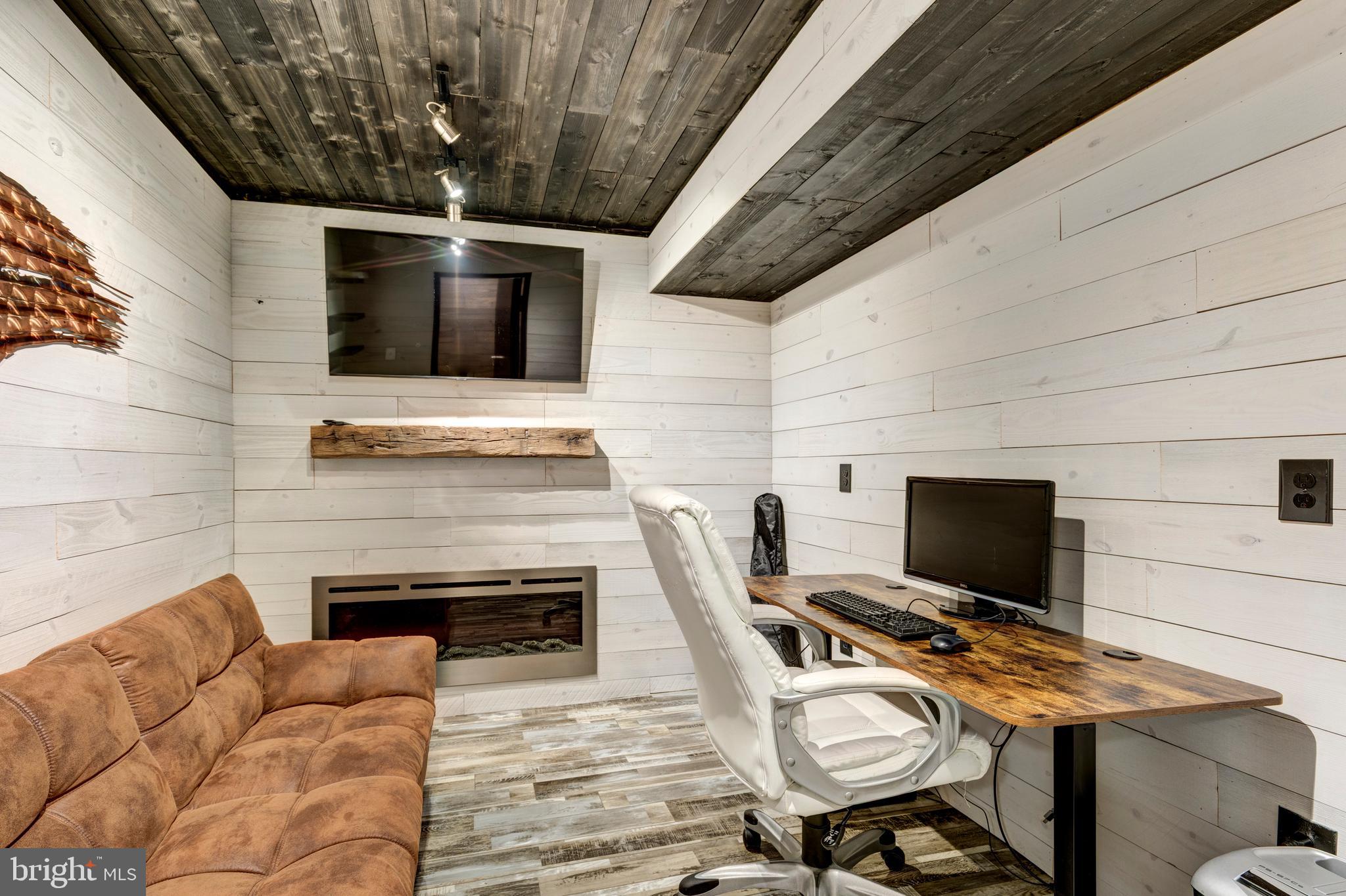 PEMBROOK WOODS - Residential