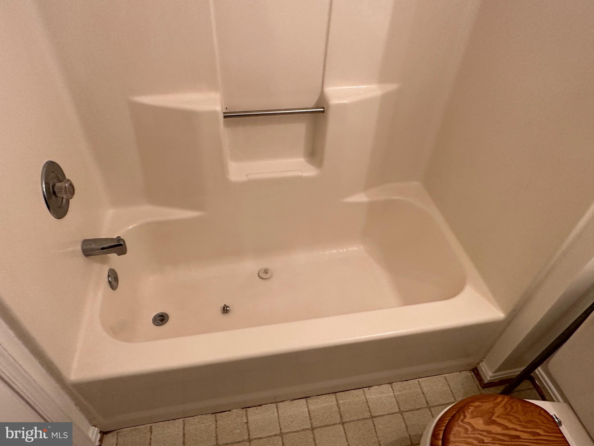 CLARY'S FOREST - Residential Lease