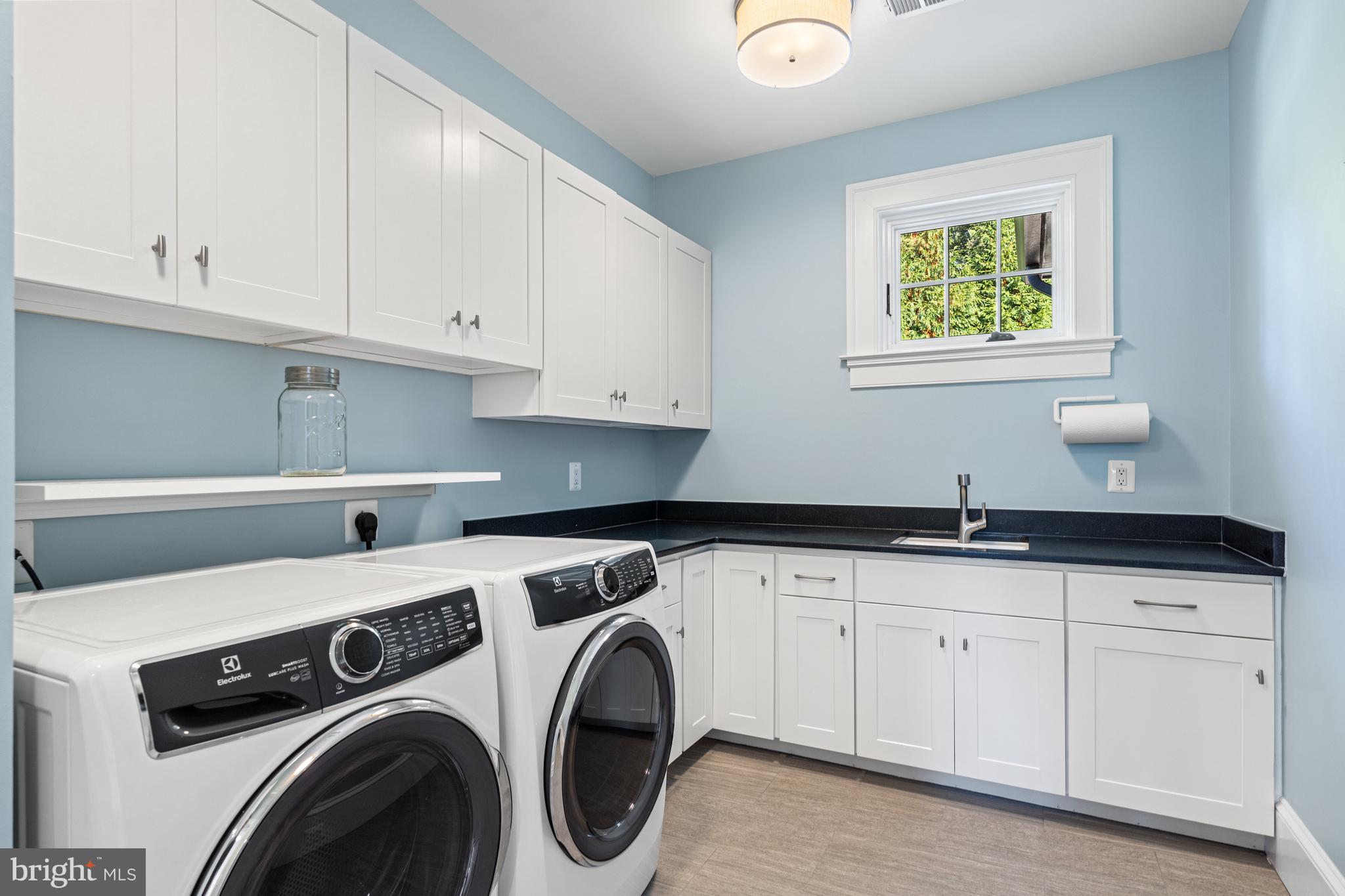 COUNTRY CLUB HILLS - Residential