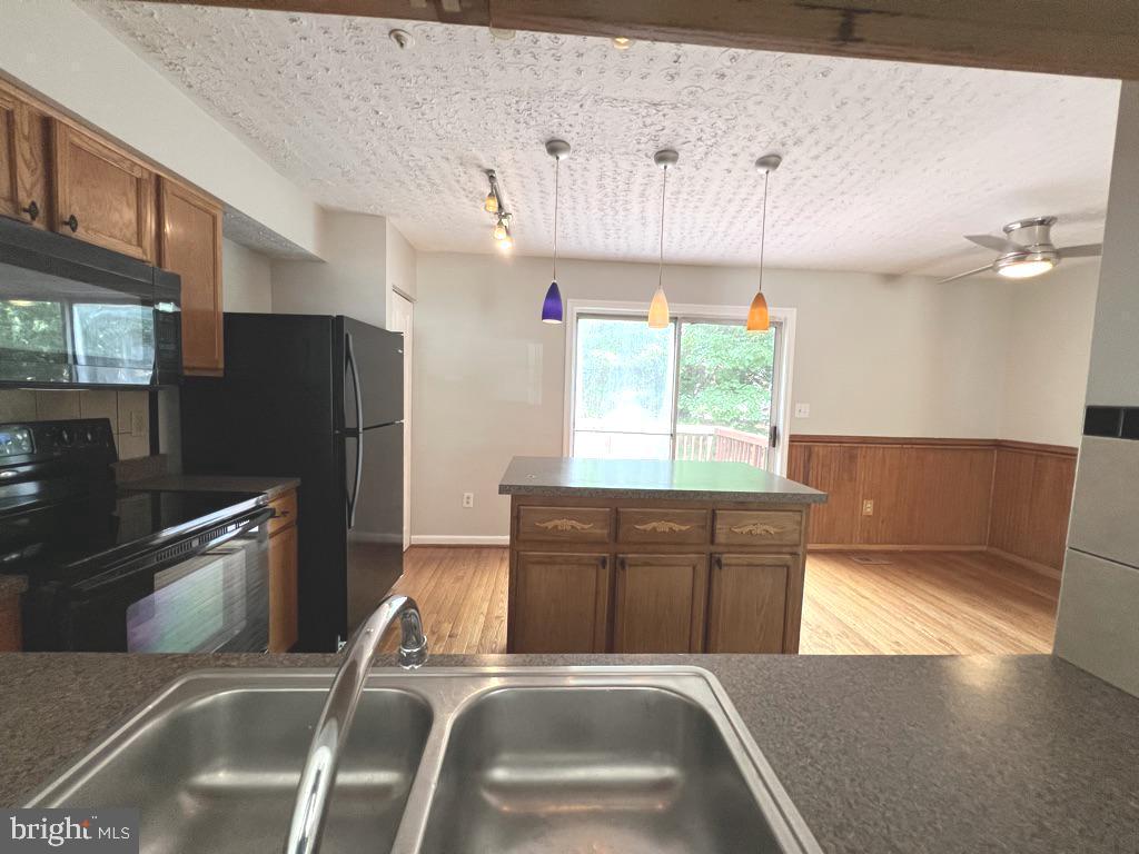 PIKESWOOD VILLAGE - Residential Lease