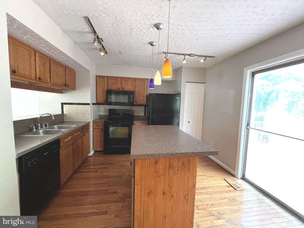 PIKESWOOD VILLAGE - Residential Lease