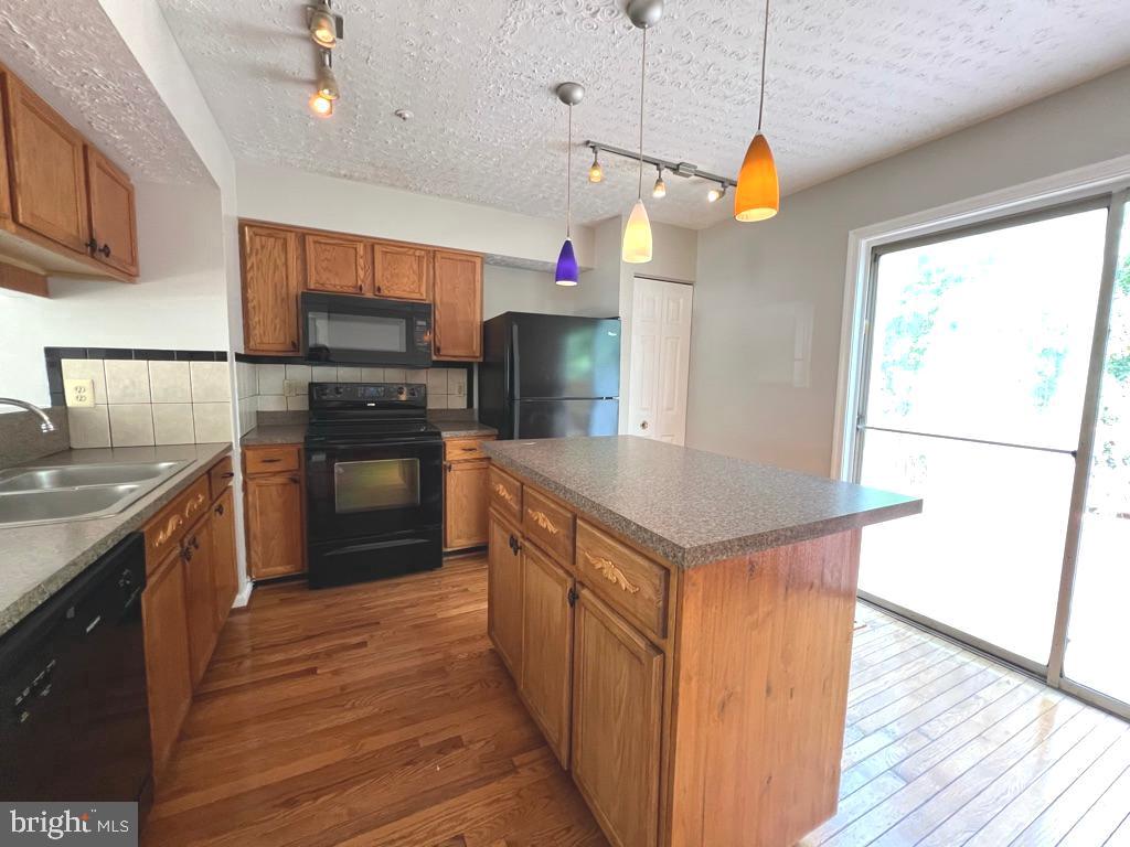 PIKESWOOD VILLAGE - Residential Lease