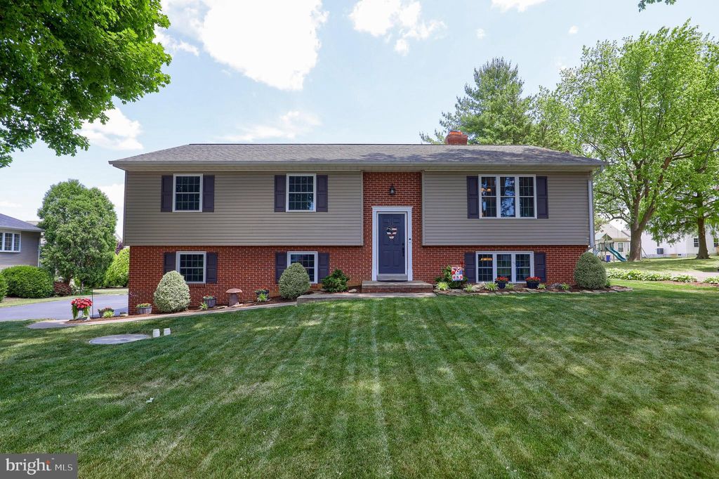 Photo of 85 MEADOW VIEW DR, LEOLA, PA 17540 (MLS # PALA2036070)