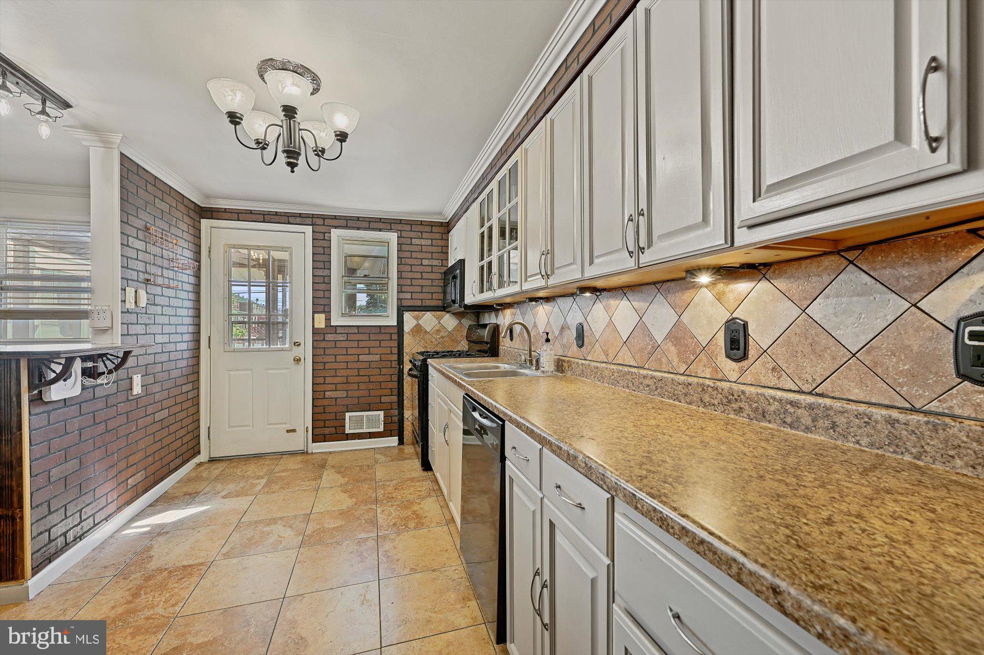 FOX RIDGE MANOR - Residential