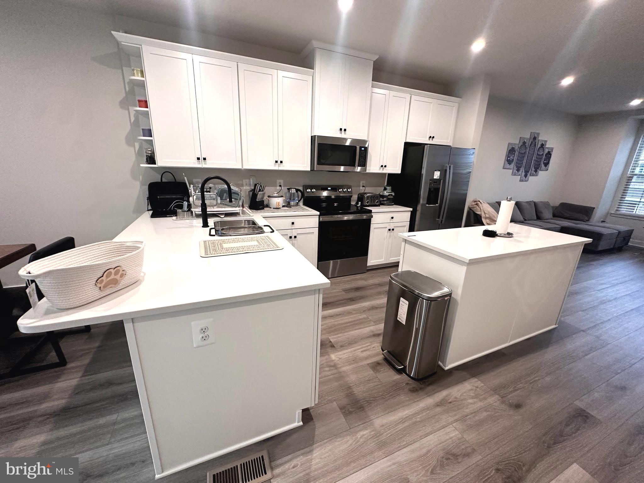 MONTGOMERY VILLAGE - Residential Lease