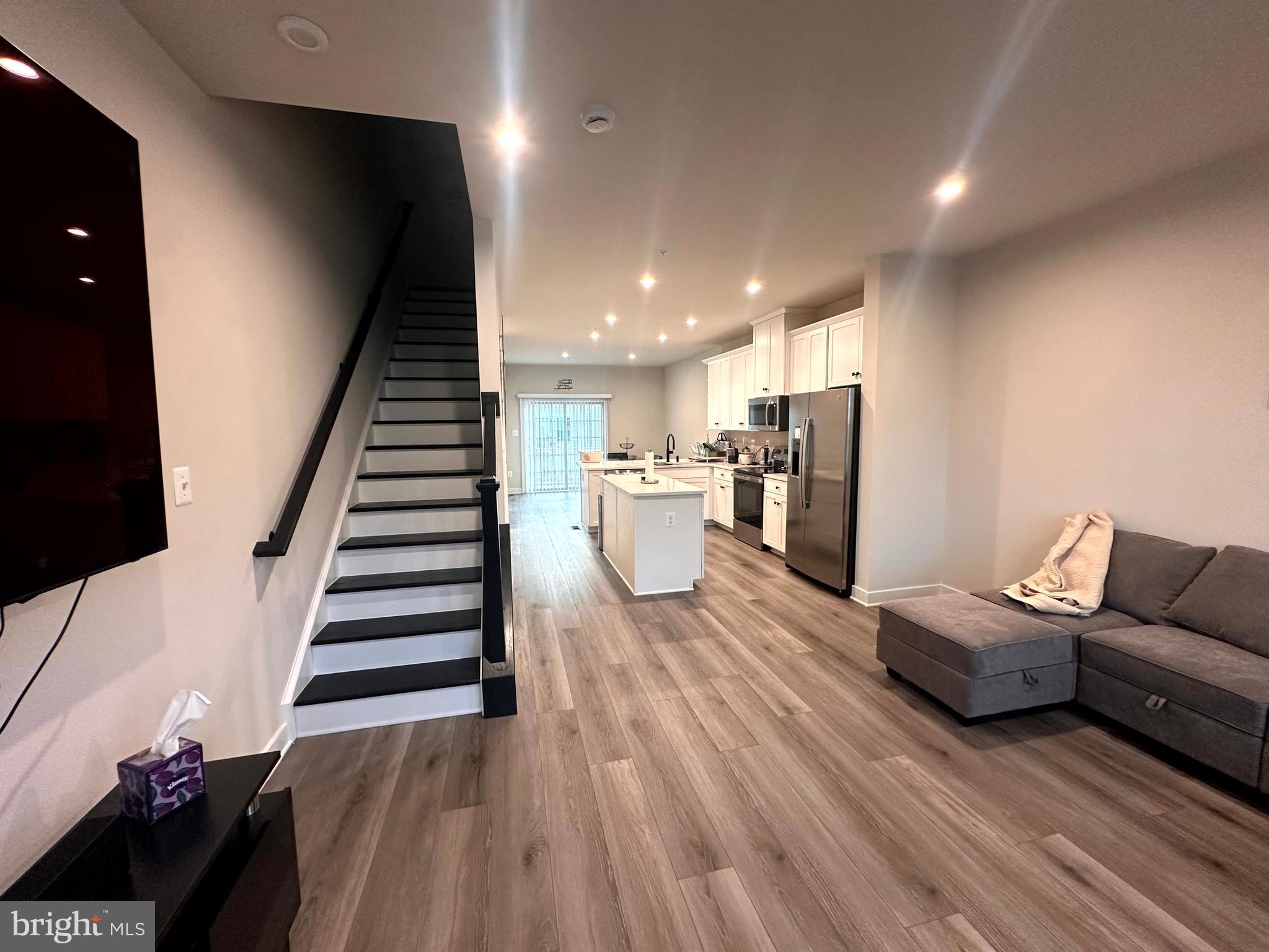 MONTGOMERY VILLAGE - Residential Lease