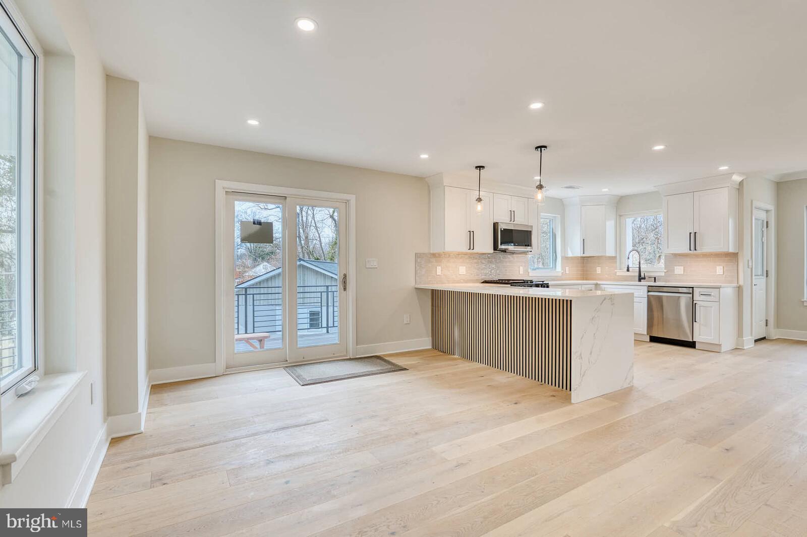 HOLLY KNOLLS - Residential