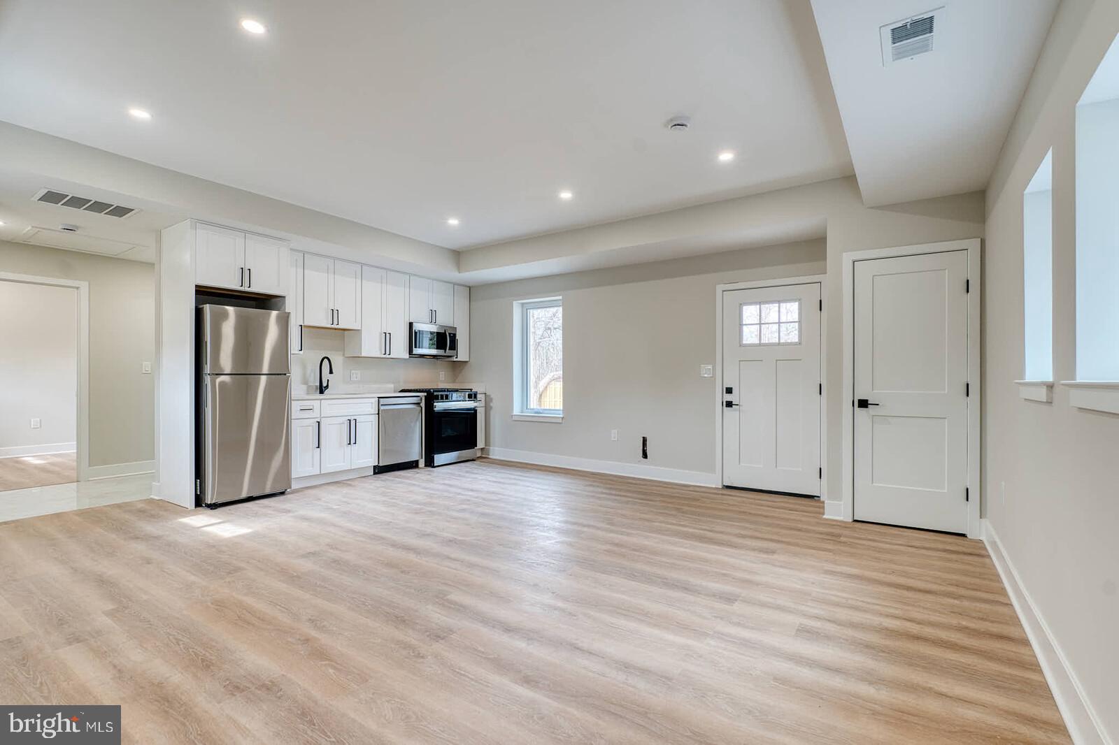 HOLLY KNOLLS - Residential