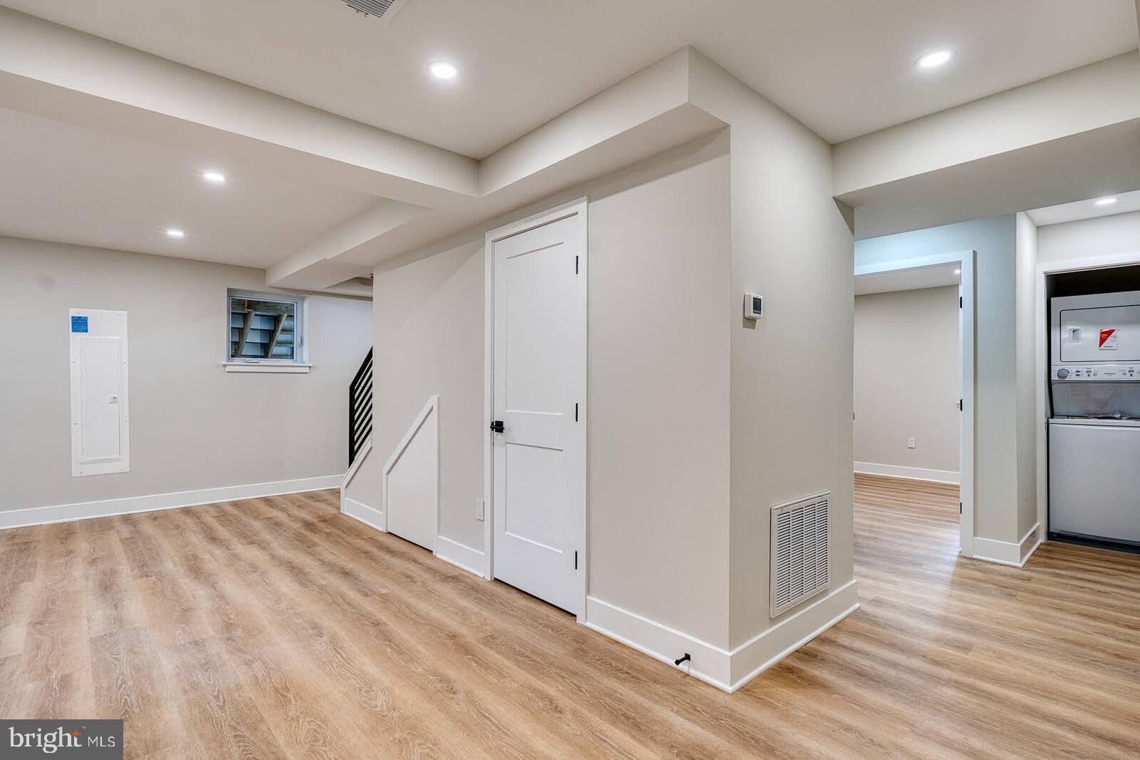 HOLLY KNOLLS - Residential