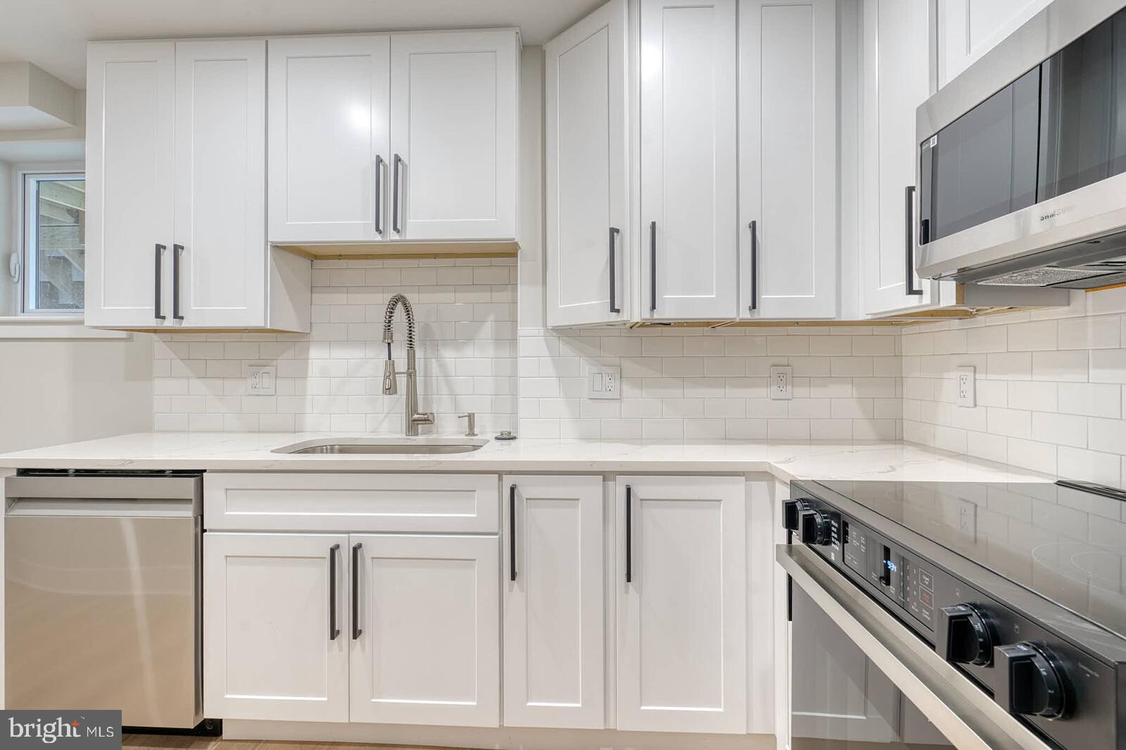 HOLLY KNOLLS - Residential