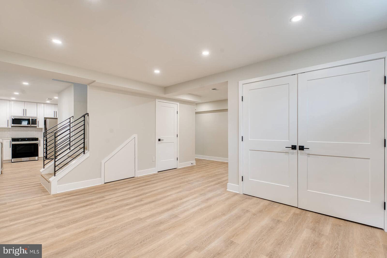 HOLLY KNOLLS - Residential