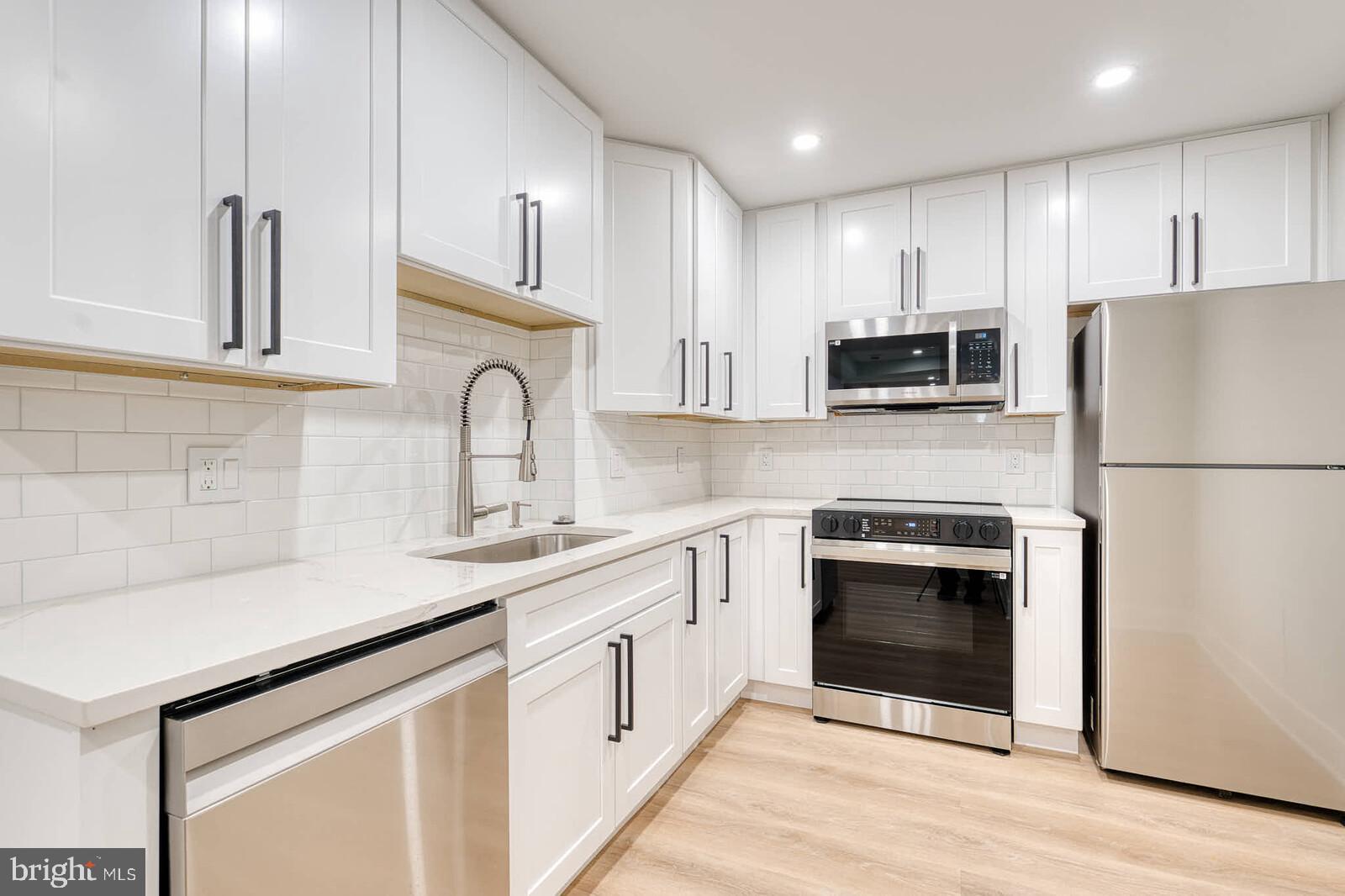 HOLLY KNOLLS - Residential