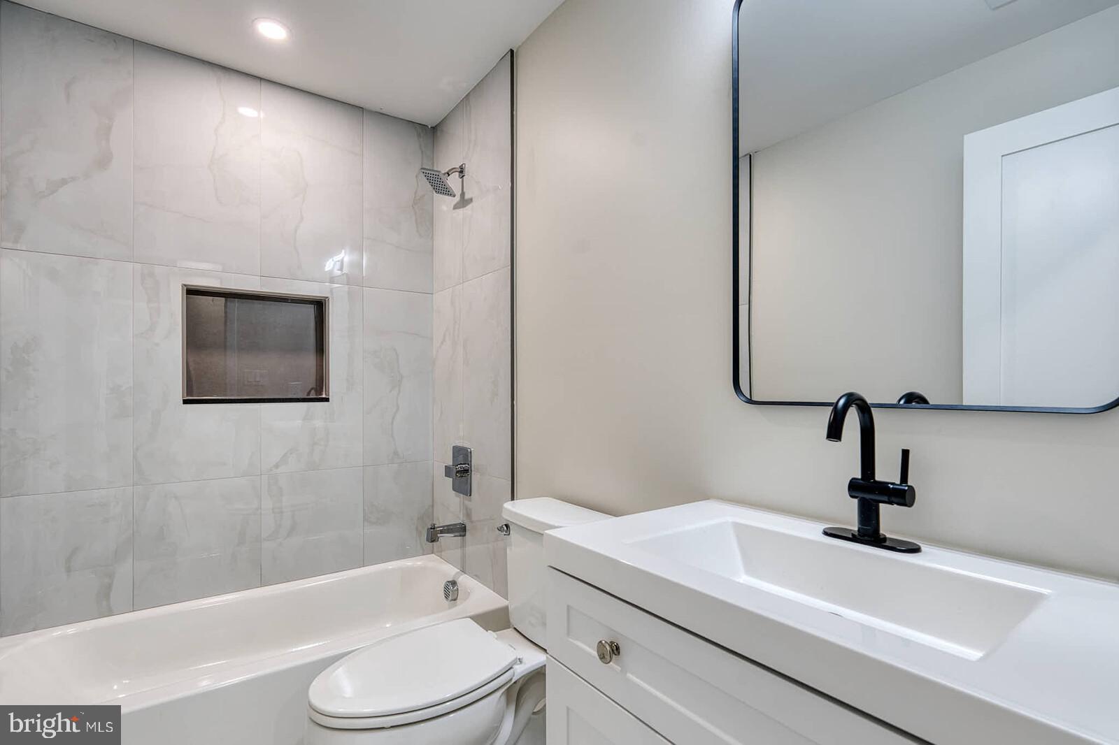 HOLLY KNOLLS - Residential