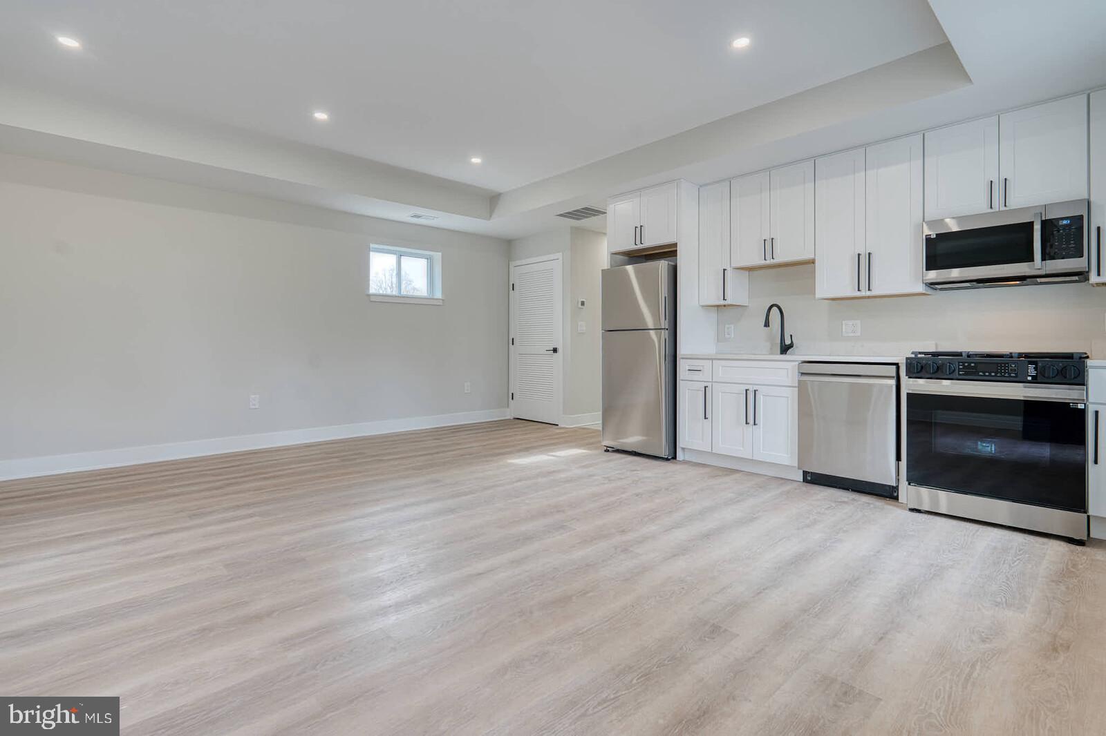 HOLLY KNOLLS - Residential