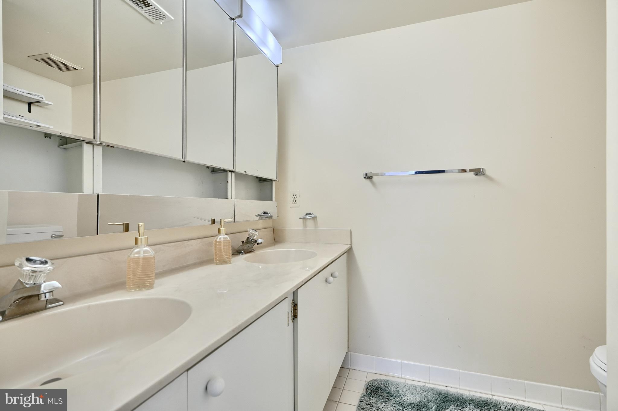 HOLLY HALL - Residential