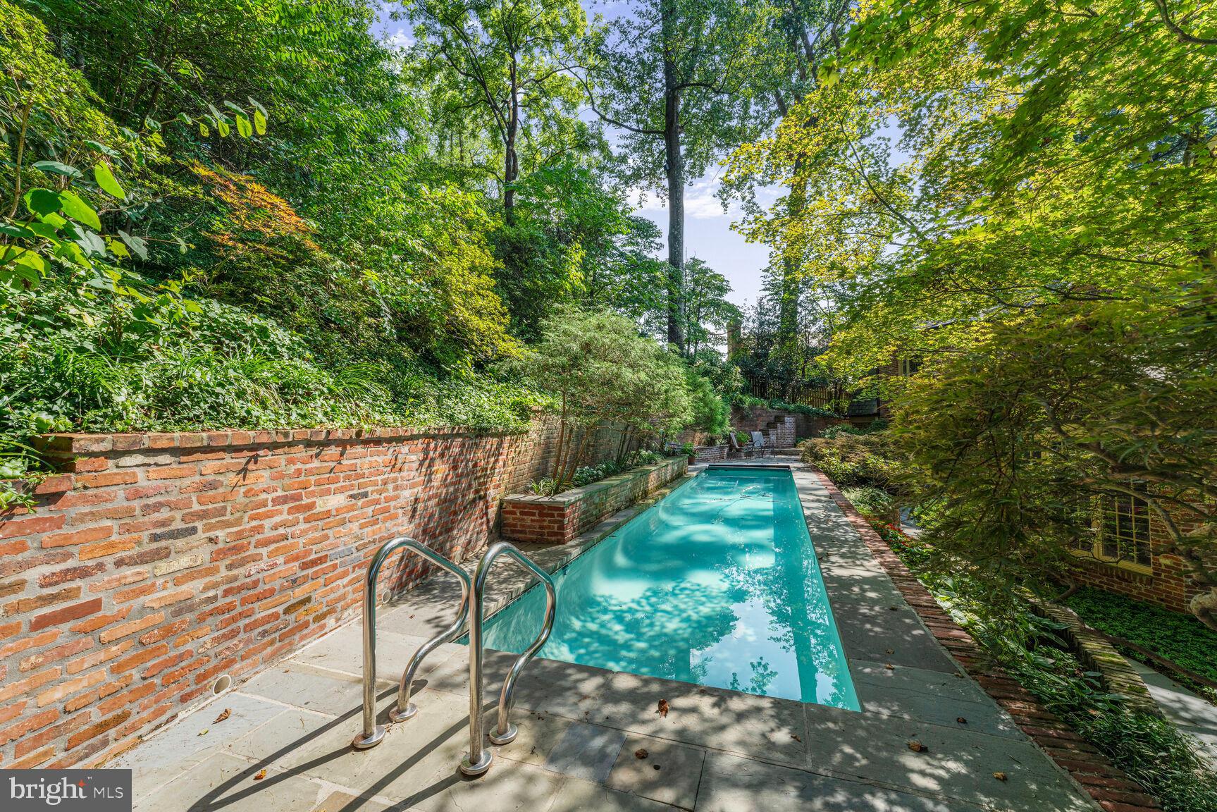 BANNOCKBURN ESTATES - Residential