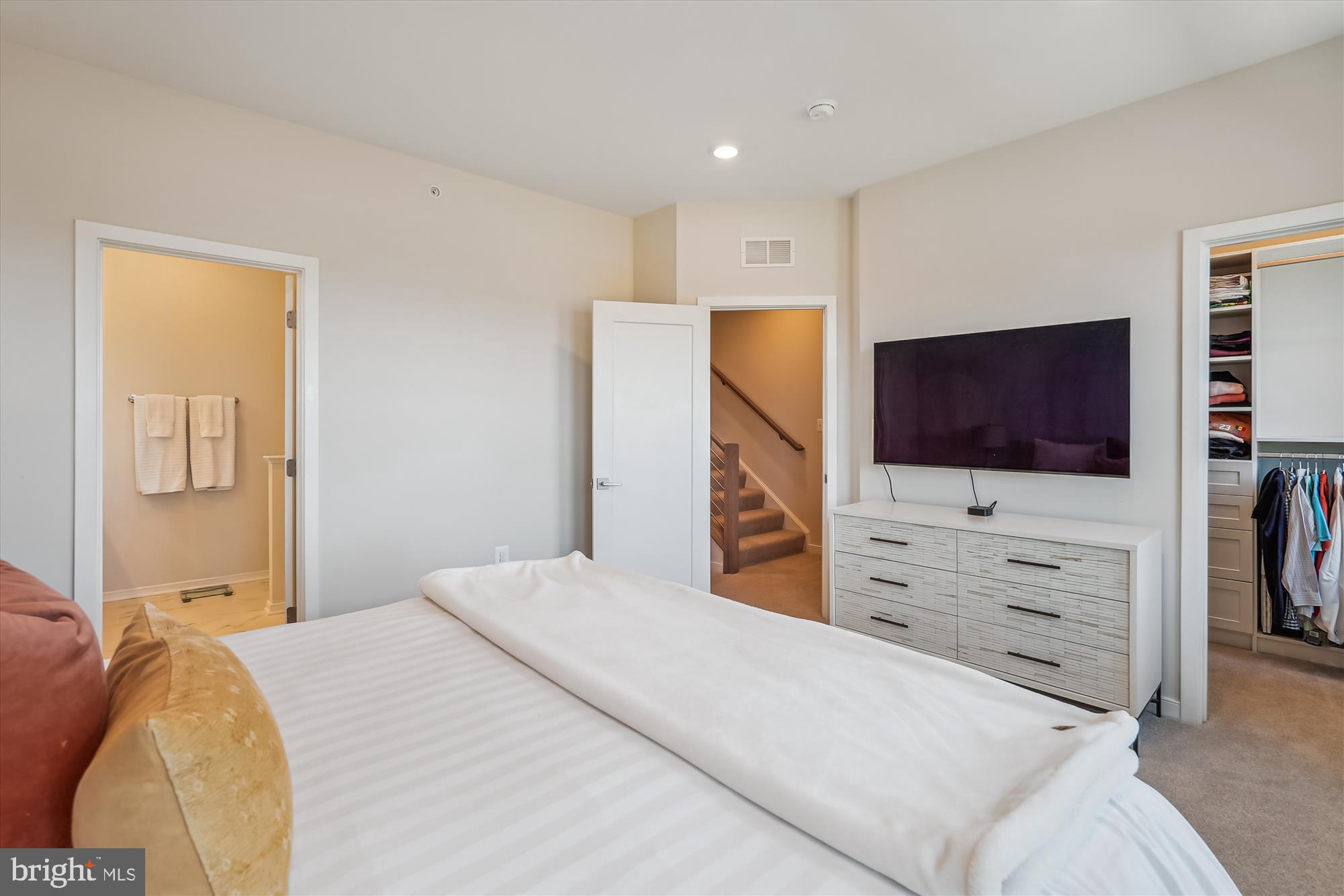 DOWNTOWN BRAMBLETON - Residential Lease