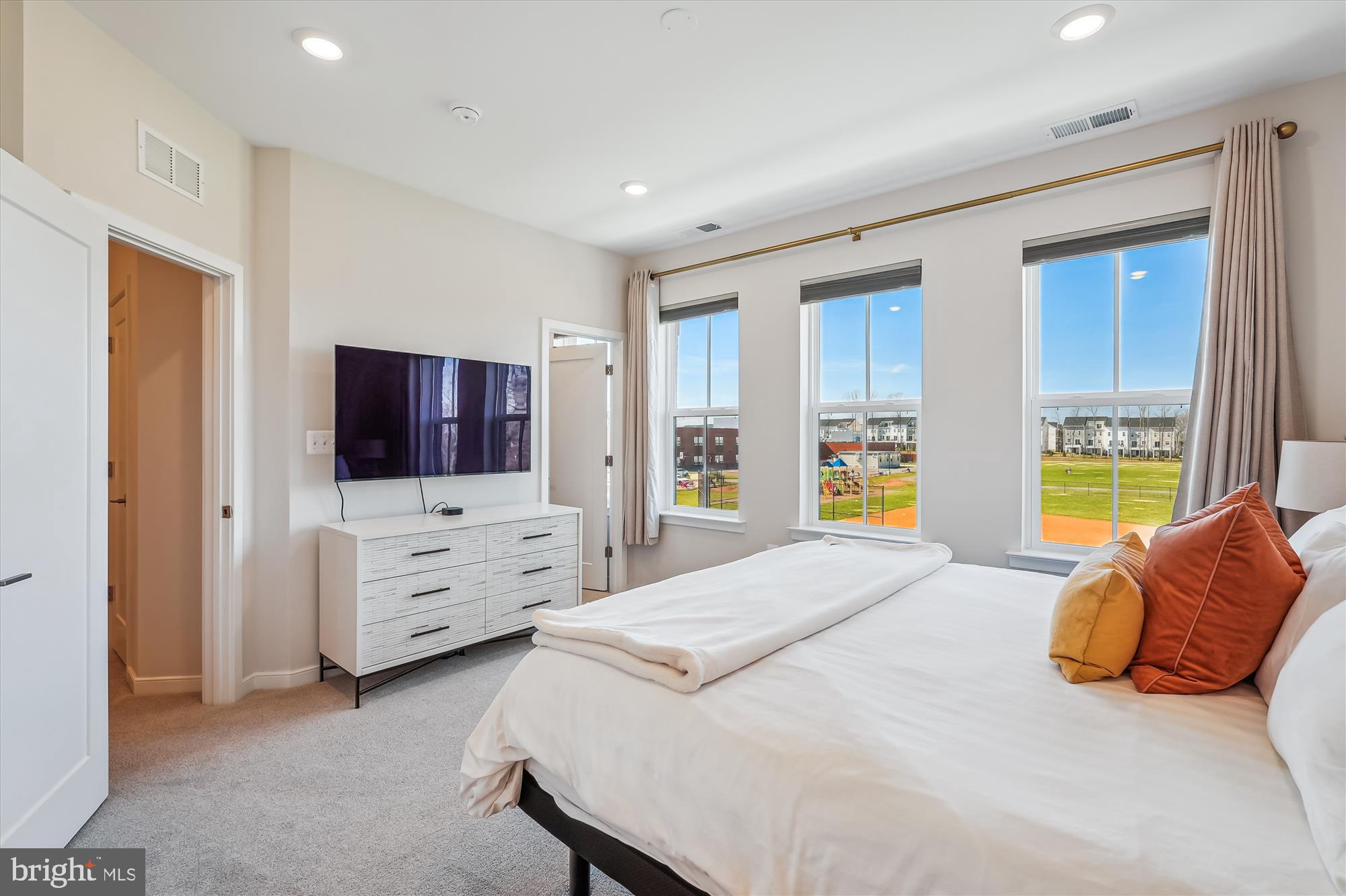 DOWNTOWN BRAMBLETON - Residential Lease