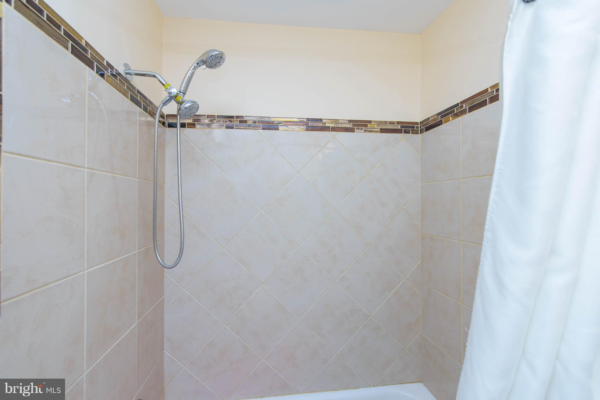 SEVEN COURTS - Residential