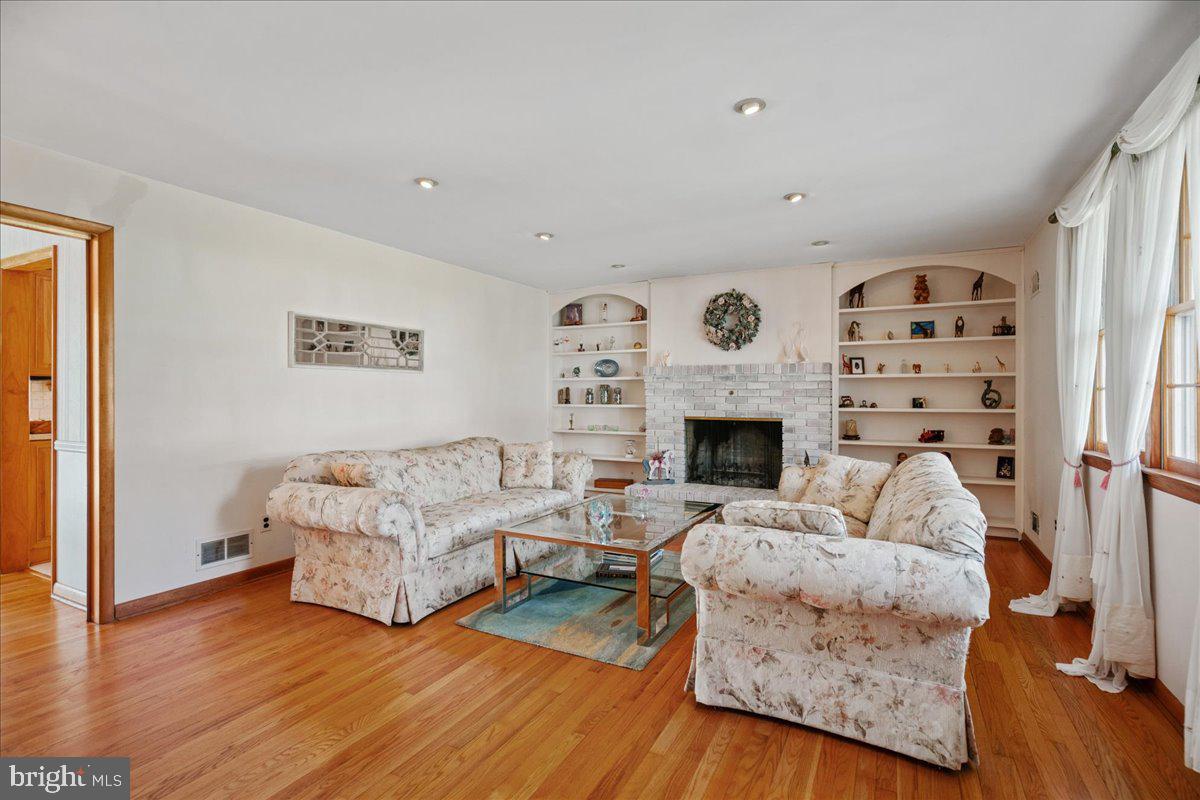 SYLVAN VIEW ON MAGOTHY - Residential