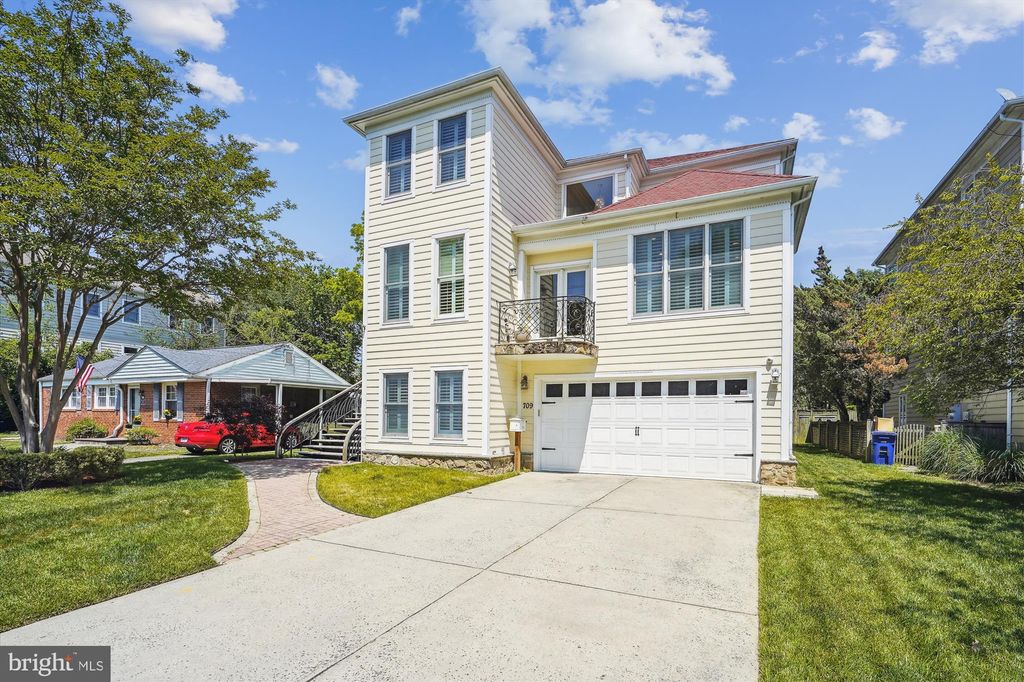 Photo of 709 N FLORIDA ST, ARLINGTON, VA 22205 (MLS # VAAR2031386)