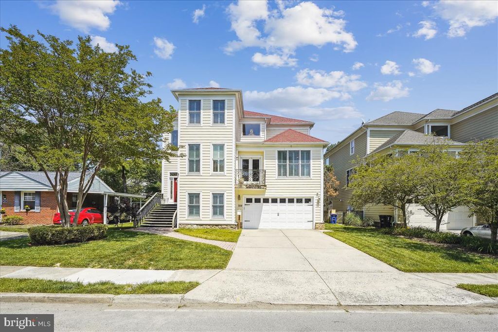 Photo of 709 N FLORIDA ST, ARLINGTON, VA 22205 (MLS # VAAR2031386)